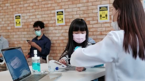 Médico Asiático Con Mascarilla Facial Que Revisa Salud Niña Mide — Vídeo de stock