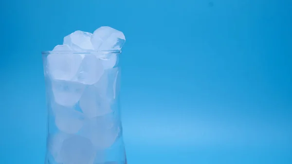 Tiro Close Mostrando Gelo Vidro Transparente Água Derretendo Espaço Cópia — Fotografia de Stock