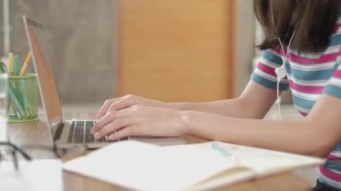 Yakın çekim, bilgisayarında online alışveriş için yazı yazan serbest Asyalı kadın, e-ticaret iş iletişimi ve evde çalışırken öğrenme. COVID-19 yaşam tarzından dolayı karantina.