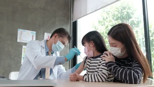 Männlicher Arzt Mit Gesichtsmaske Der Asiatische Mädchen Impft Coronavirus Covid — Stockvideo