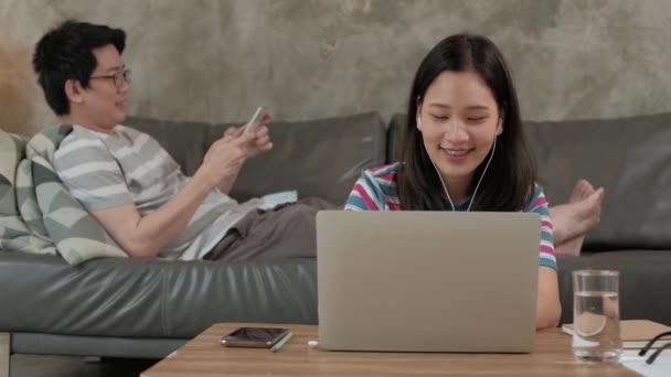 Mulher Asiática Usando Laptop Para Negócios Line Bate Papo Commerce — Vídeo de Stock