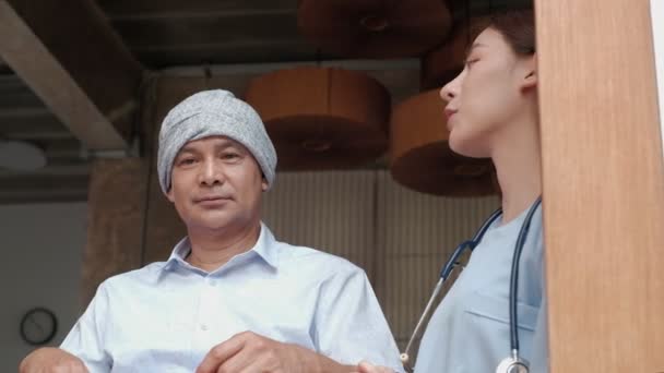 Les Personnes Âgées Atteintes Cancer Fauteuil Roulant Reçoivent Traitement Réadaptation — Video