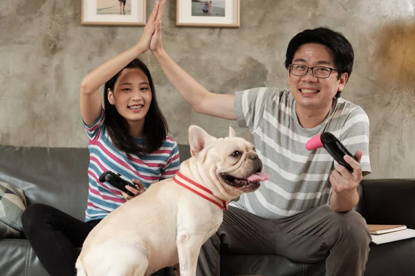 Aziatisch Paar Speelt Videospelletjes Console Opgewonden Plezier Hebben Bank Thuis — Stockfoto