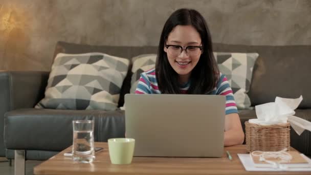 Mulher Asiática Casual Freelance Digitando Laptop Para Compras Line Bate — Vídeo de Stock