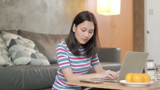 Mulher Asiática Casual Freelance Digitando Laptop Para Compras Line Bate — Vídeo de Stock