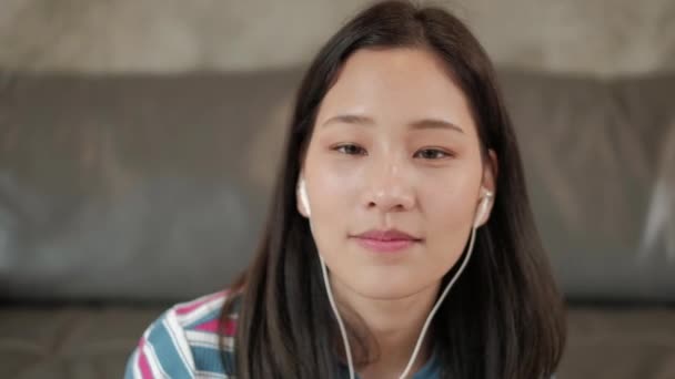 Asiatisk Kvinna Chattar Kamera Från Mobilappen För Online Konferensen Trådlös — Stockvideo