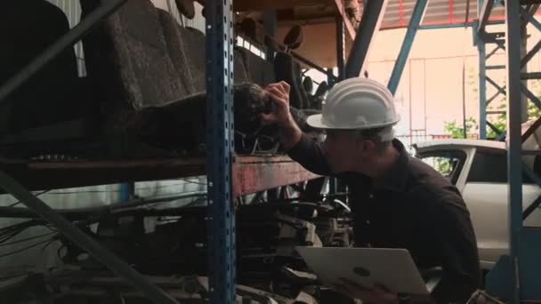 Kaukasischer Ingenieur Mit Weißem Helm Inhaber Einer Lagerfabrik Für Kfz — Stockvideo