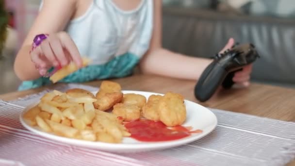 Närbild Vdo Show Child Äter Snabbmat Och Tvingar Joystick Att — Stockvideo