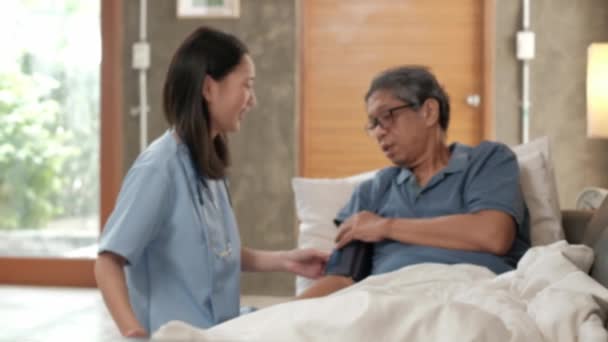 Foco Blur Vdo Médico Feminino Verificando Saúde Paciente Masculino Asiático — Vídeo de Stock