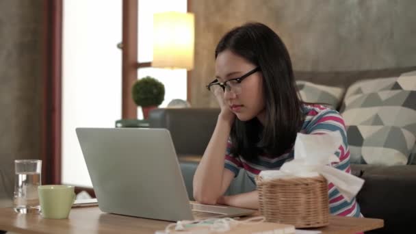 オンラインビジネスのためのノートパソコンの使用からの過労のために自由アジアの女性の昼寝と眠気 電子商取引のチャット そして 新しい通常の生活の中で自宅から働くためにインターネット学習 — ストック動画
