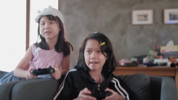 Dos Chicas Asiáticas Ropa Casual Juegan Consola Videojuegos Sillón Gris — Vídeos de Stock