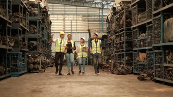 창고에서 교복을 헬멧을 일단의 사람들 아시아인 과같은 인종의 근로자들은 공장에서 — 비디오