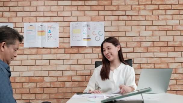 사무직을 관리자는 고용인 장애가 직원에게 오렌지 벽돌로 회의실에서 기회를 휠체어를 — 비디오