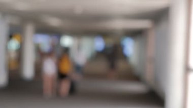 Don Mueang Havaalanı 'nın kapısında acele eden insanlar. Çeşitli yerlerdeki varış noktalarına git. Covid-19 hastalığının önleyici tedbirleri nedeniyle yolcular boşluğa kondu.