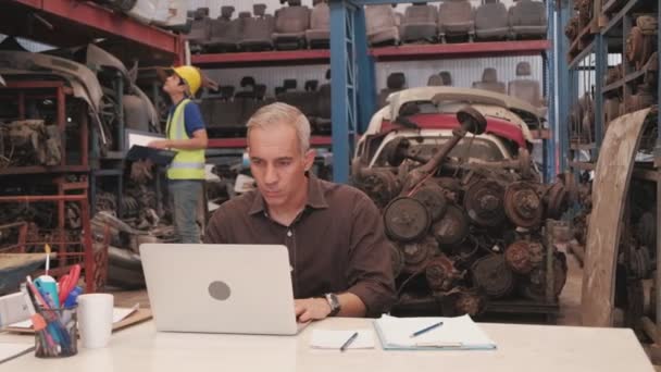Δύο Άνδρες Στην Αποθήκη Ανταλλακτικών Αυτοκινήτων Καυκάσιος Ιδιοκτήτης Χρησιμοποιεί Φορητούς — Αρχείο Βίντεο