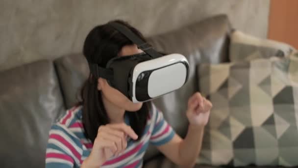 Donna Asiatica Con Occhiali Auricolare Guardando Gioco Simulazione Realtà Virtuale — Video Stock