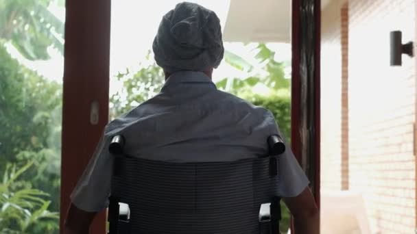 Handikappad Äldre Manlig Cancerpatient Ensamhet Hemmet Flyttar Rullstol Mot Fönstret — Stockvideo