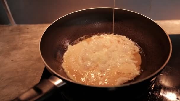 特写镜头拍摄在早上 厨师将生鲜鸡蛋倒入煤气炉中 用油煎鸡蛋作为早餐餐 Yolk的营养是一种健康的蛋白质食物 但它们是高热量的熟食 — 图库视频影像