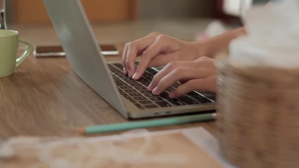 Close Schot Freelance Casual Aziatische Vrouw Typen Laptop Voor Online — Stockvideo