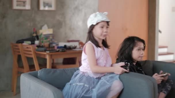 Две Азиатки Повседневной Одежде Играют Забавные Видеоигры Сером Кресле Гостиной — стоковое видео