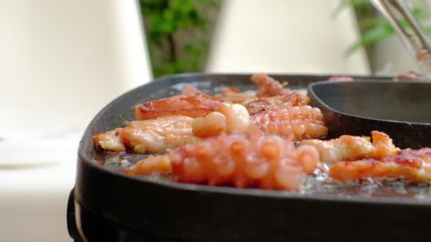 Close Mãos Mulher Cozinhar Grelhar Buffets Carne Fresca Como Porcos — Vídeo de Stock