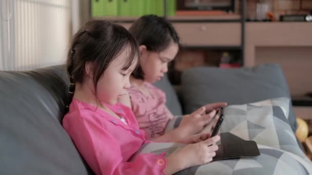 Dos Chicas Asiáticas Tailandesas Hermanos Sentados Sofá Gris Jugando Divertidos — Vídeos de Stock