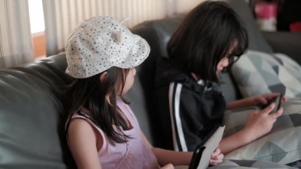 Δύο Ασιατικά Ταϊλάνδης Κορίτσια Casual Φόρεμα Κάθεται Γκρι Καναπέ Παίζοντας — Αρχείο Βίντεο