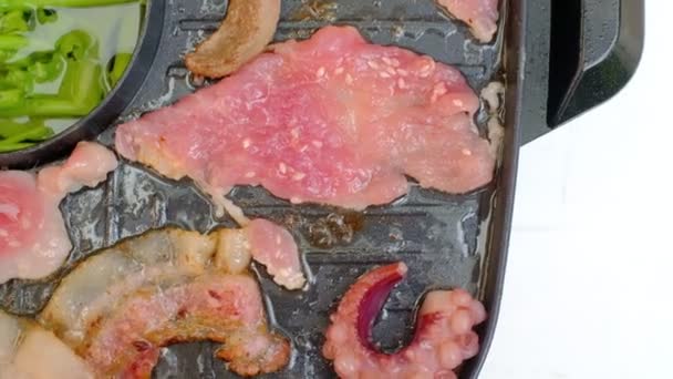 Großaufnahme Kochen Frauenhände Grillen Frische Fleischbuffets Wie Schweinefleisch Tintenfische Und — Stockvideo