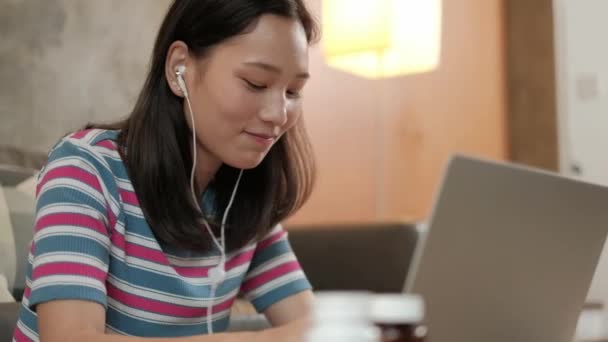 Freelance Casual Asian Kobieta Wpisując Laptopie Zakupy Online Commerce Chat — Wideo stockowe
