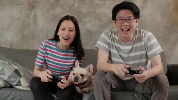 Pareja Asiática Está Jugando Consola Videojuegos Con Entusiasmo Divertirse Sofá — Vídeo de stock