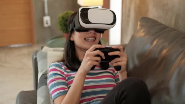 Mujer Asiática Con Gafas Auriculares Controlador Juego Alegría Viendo Simulación — Vídeo de stock