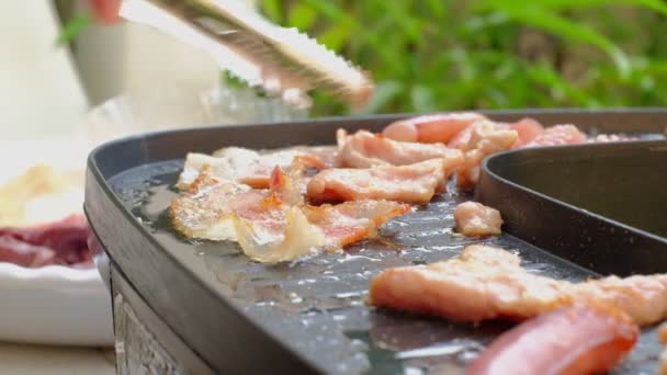Großaufnahme Kochen Frauenhände Grillen Frische Fleischbuffets Wie Schweinefleisch Tintenfische Und — Stockvideo