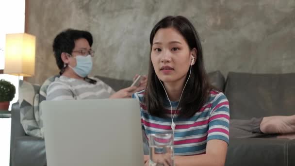 Femeie Asiatică Care Folosește Laptopul Pentru Afaceri Online Chat Comerț — Videoclip de stoc