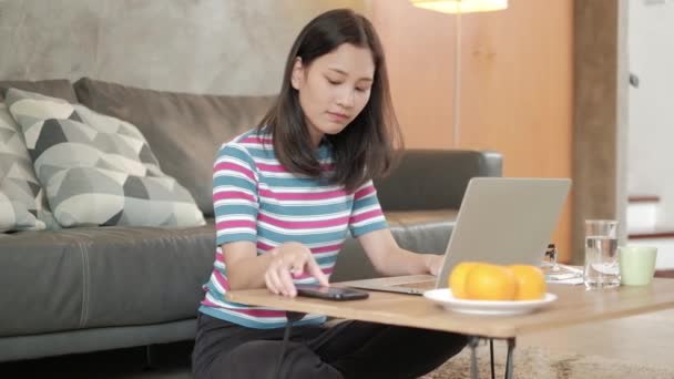 Femme Asiatique Occasionnelle Freelance Utilisant Téléphone Mobile Tapant Ordinateur Portable — Video