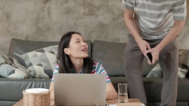 Mujer Asiática Que Utiliza Ordenador Portátil Para Negocios Línea Chat — Vídeo de stock