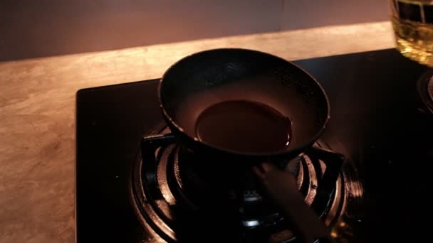 Cozinha Casa Mãos Chef Restaurante Feminino Derramando Óleo Vegetal Garrafa — Vídeo de Stock