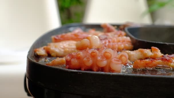 特写镜头 妇女的手做饭 烤新鲜的肉自助餐 如猪肉 和熏肉片在热的烟熏锅 烧烤或泡菜是野餐和午餐宴会的美味食品 — 图库视频影像