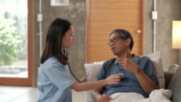 Concentration Floue Vdo Médecin Féminin Vérifiant Santé Patient Âgé Asiatique — Video