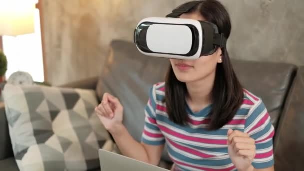 Wanita Asia Dengan Kacamata Headset Menonton Simulasi Game Realitas Virtual — Stok Video