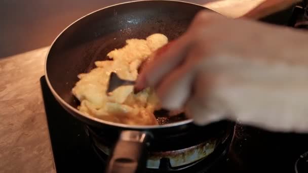 Şef Kahvaltı Yemeği Olarak Spatulayı Kullanarak Evin Mutfağındaki Gaz Sobasında — Stok video
