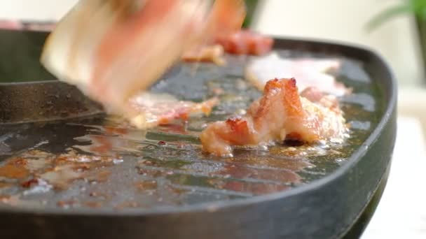 Zbliżenie Kobiece Ręce Gotowania Grillowanie Świeżego Mięsa Bufetów Takich Jak — Wideo stockowe