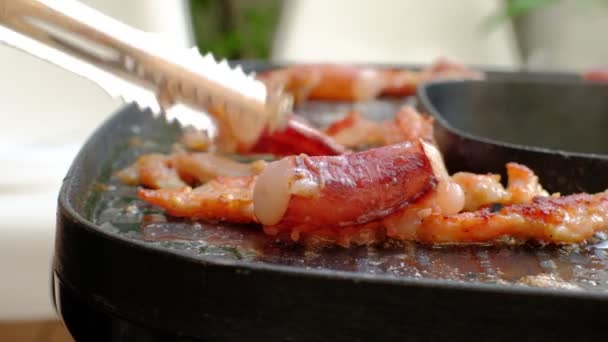 Close Mãos Mulher Cozinhar Grelhar Buffets Carne Fresca Como Porcos — Vídeo de Stock