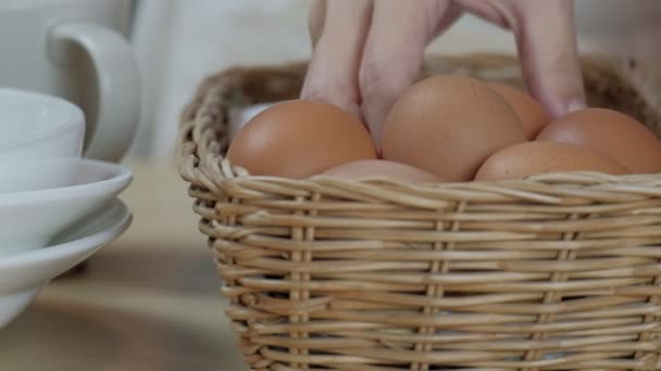 Primer Plano Chef Recoge Huevos Pollo Orgánicos Frescos Crudos Canasta — Vídeos de Stock
