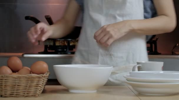 Imagens Close Vista Frontal Uma Cozinheira Avental Branco Está Quebrando — Vídeo de Stock