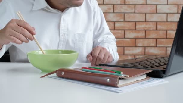 Thai Male Worker Busy Working Laptop Use Chopsticks Hastily Eat — Stock Video