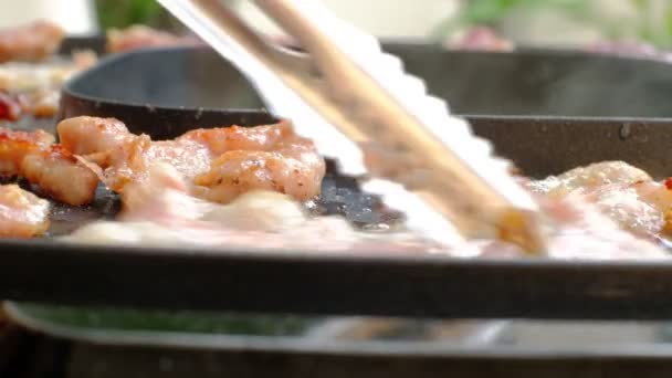 Yakın Plan Kadının Elleri Yemek Pişiriyor Domuz Eti Mürekkep Balığı — Stok video
