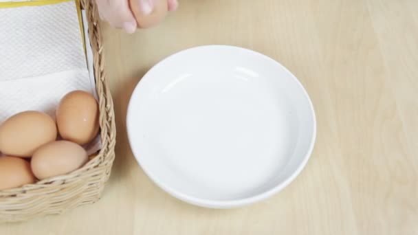 Movimento Lento Close Mãos Cozinheira Fêmea Pegando Ovos Cesta Quebrá — Vídeo de Stock
