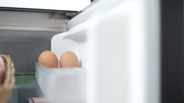 Chefs Femininos Colocam Ovos Galinha Orgânicos Crus Mercado Compartimento Refrigerado — Vídeo de Stock