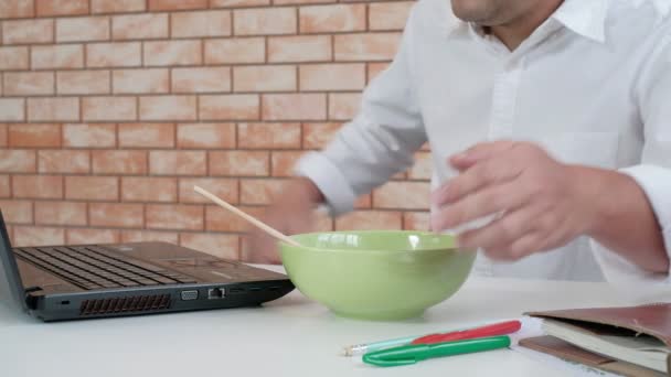 Thai Male Worker Busy Working Laptop Use Chopsticks Hastily Eat — Stock Video