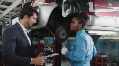 Latin erkek işletme müdürü Siyah Mekanik Kadın, araba süspansiyonu düzeltme talepleri kontrol listesi ve sigorta garantisi, otomotiv garajında mekanik bakım ve ulaşım endüstrisi konularını görüştü.